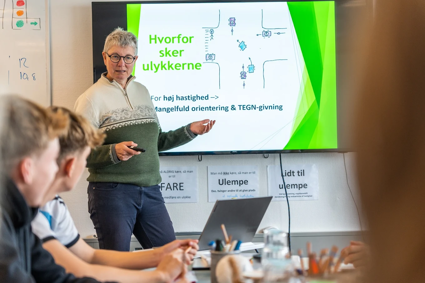 Libber underviser teorihold med seks elever i Hedensted